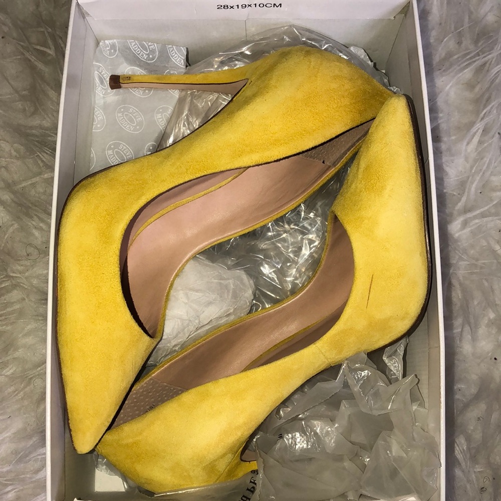 Steve Madden Daisie Yellow Suede shoes